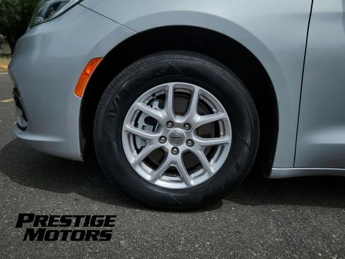 Used 2024 Chrysler Pacifica Touring-L FWD image 9