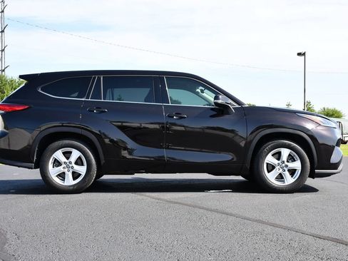 Used 2021 Toyota Highlander LE FWD image 8
