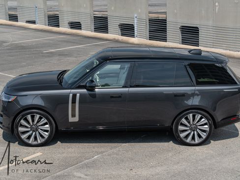 Used 2025 Land Rover Range Rover SV AWD/4WD image 34