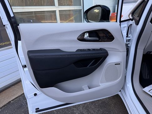 Used 2023 Chrysler Pacifica Limited w/ Uconnect Theater Family Group image 9