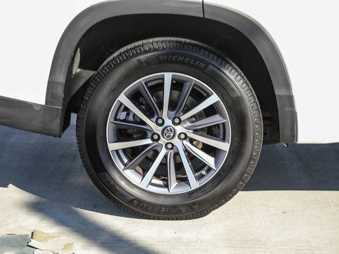 Used 2018 Toyota Highlander XLE FWD image 11