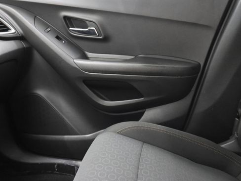 Used 2021 Chevrolet Trax LS w/ Tint and Cruise Package FWD image 11