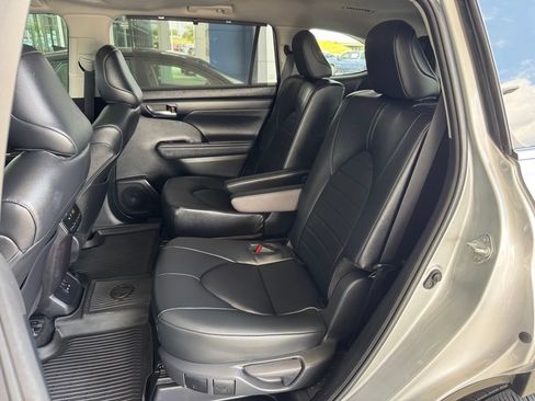 Used 2024 Toyota Highlander XLE FWD image 23