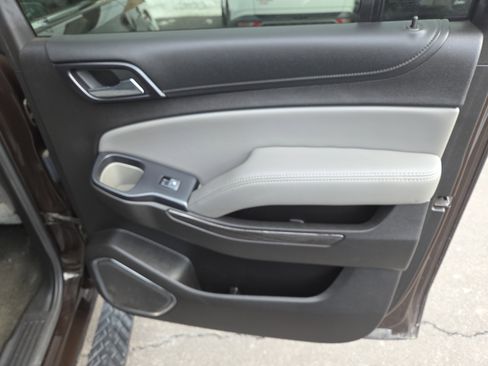 Used 2018 Chevrolet Suburban LT image 19