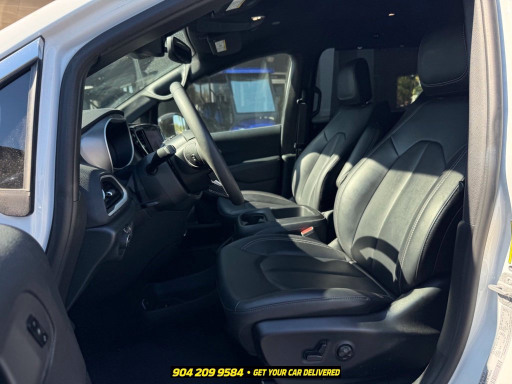 Used 2025 Chrysler Pacifica Select FWD image 18