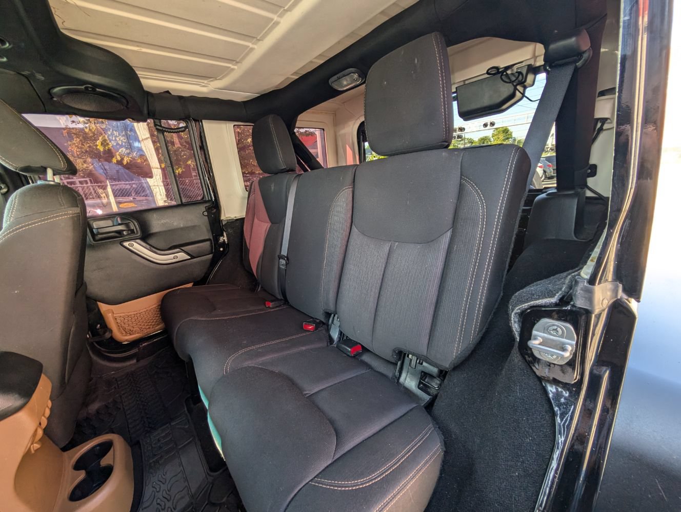 Used 2014 Jeep Wrangler Unlimited Rubicon w/ Connectivity Group AWD/4WD image 17