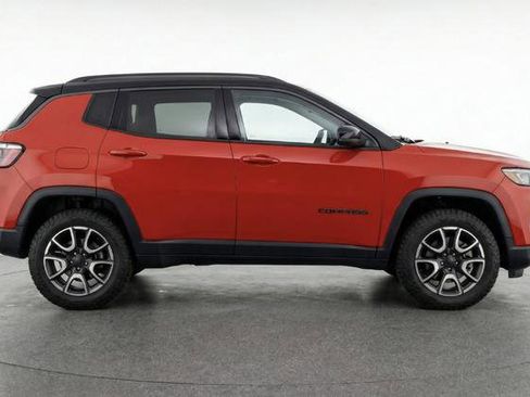 Used 2025 Jeep Compass Trailhawk AWD/4WD image 2
