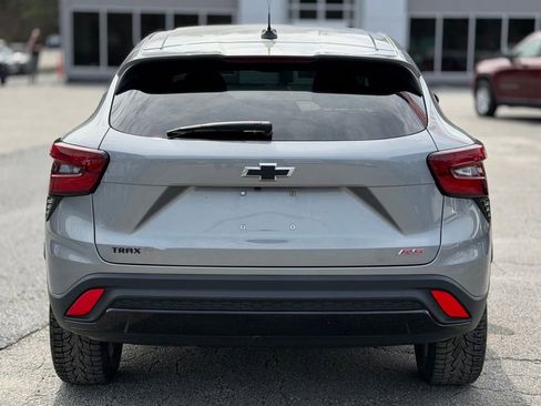 Used 2025 Chevrolet Trax RS w/ Sunroof Package FWD image 3