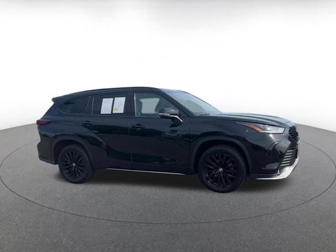 Used 2025 Toyota Highlander XSE AWD/4WD image 2