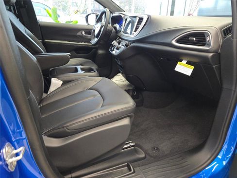 New 2026 Chrysler Pacifica Select w/ S Appearance Package image 6