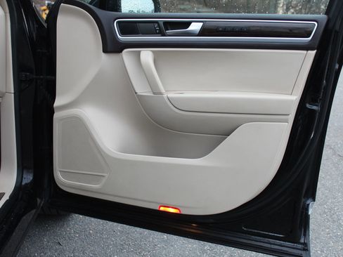 Used 2014 Volkswagen Touareg Hybrid image 18