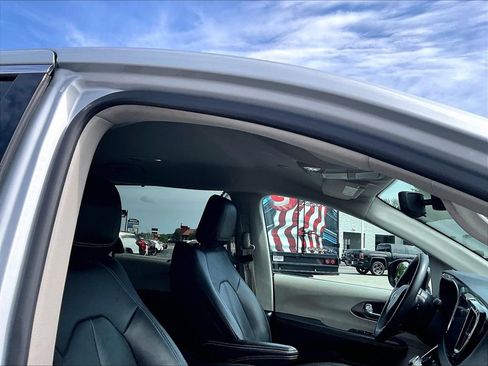Used 2024 Chrysler Pacifica Touring-L FWD image 23