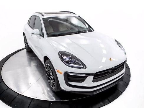 Certified 2025 Porsche Macan image 22