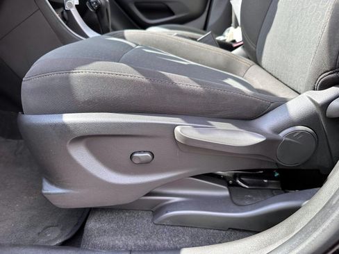 Used 2020 Chevrolet Trax LS w/ Tint and Cruise Package FWD image 10