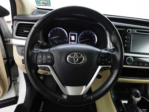 Used 2018 Toyota Highlander XLE AWD/4WD image 16
