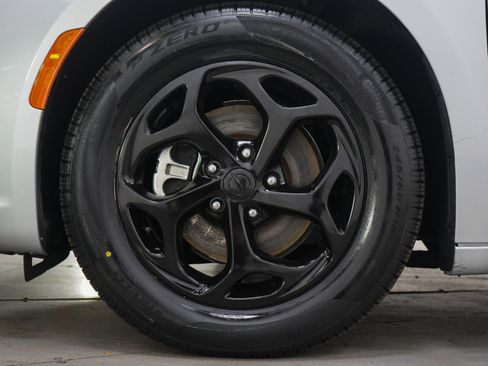 Used 2024 Chrysler Pacifica Limited image 29