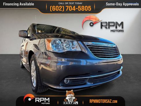 Used 2015 Chrysler Town & Country Touring image 7