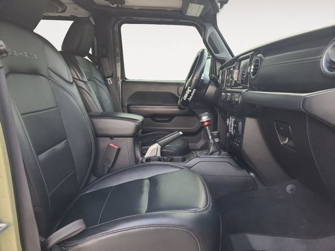 Used 2018 Jeep Wrangler Unlimited Sahara AWD/4WD image 15