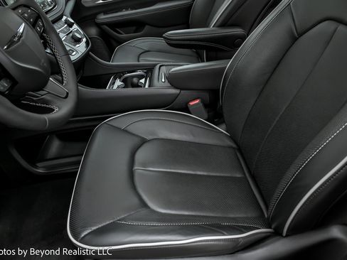 Used 2024 Chrysler Pacifica Limited w/ S Appearance Package image 26