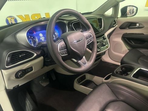 Used 2024 Chrysler Pacifica Touring-L FWD image 18