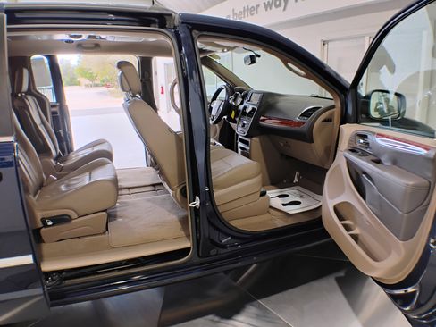 Used 2016 Chrysler Town & Country Touring image 88