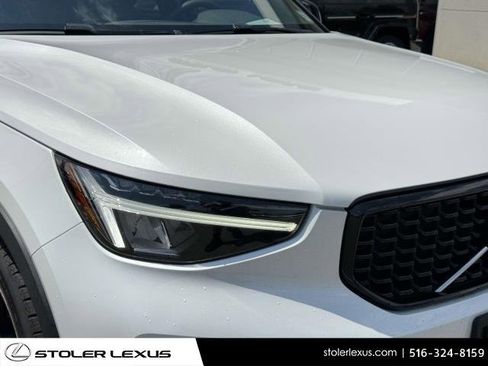 Used 2023 Volvo XC40 B5 Plus image 9