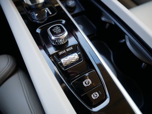 Used 2019 Volvo XC60 T8 Inscription w/ Advanced Package image 31