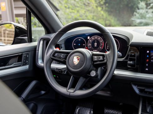 Certified 2025 Porsche Cayenne image 39