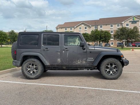 Used 2017 Jeep Wrangler Unlimited Sport w/ Quick Order Package 24S AWD/4WD image 4