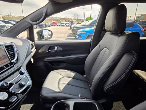 New 2026 Chrysler Pacifica Select FWD image 23