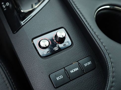 Used 2018 Toyota Avalon XLE Plus image 12