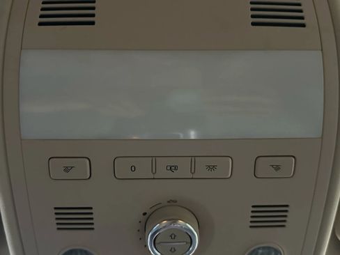 Used 2012 Volkswagen Touareg TDI image 23