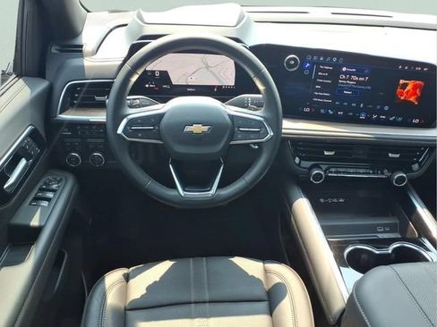 Used 2026 Chevrolet Suburban High Country AWD/4WD image 4