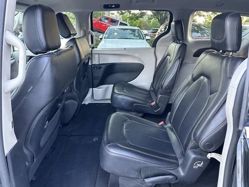 Used 2023 Chrysler Pacifica Touring-L FWD image 16
