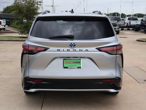 Used 2024 Toyota Sienna XSE FWD image 5