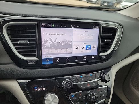 Used 2024 Chrysler Pacifica Touring-L FWD image 20
