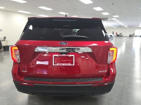 Used 2024 Ford Explorer XLT AWD/4WD image 4