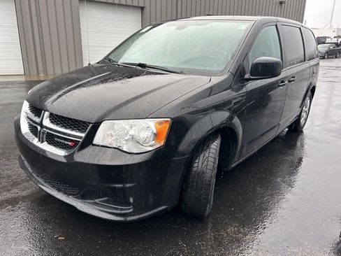 Used 2018 Dodge Grand Caravan SE w/ UConnect Hands-Free Group image 3