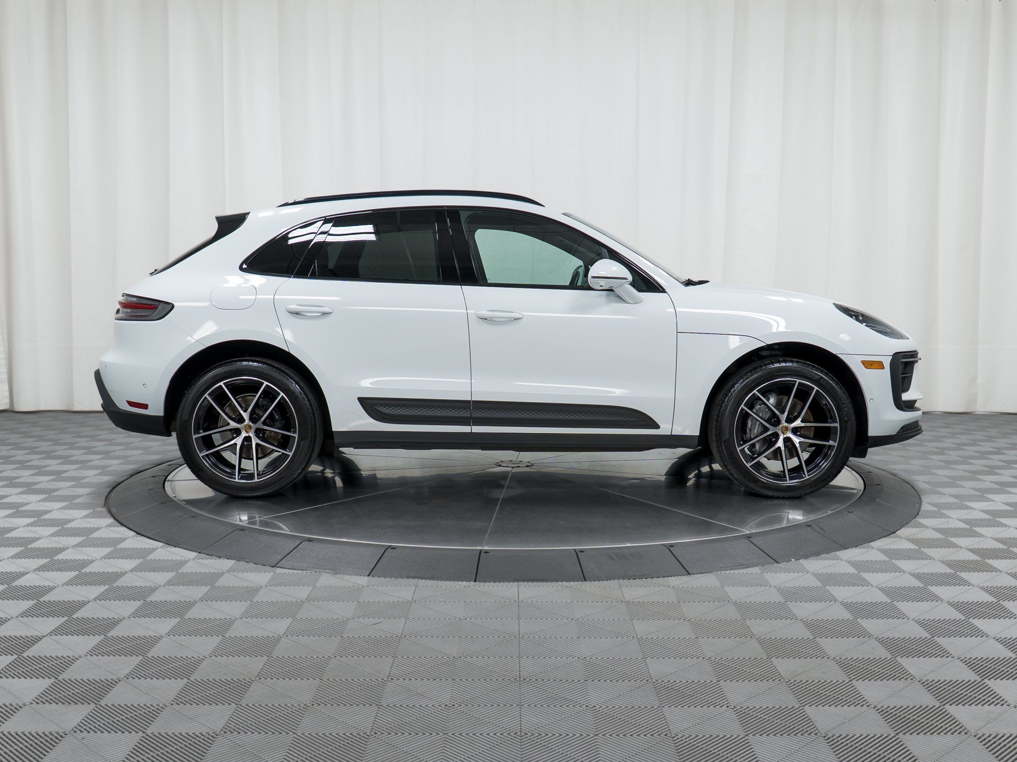 Certified 2023 Porsche Macan AWD/4WD image 8