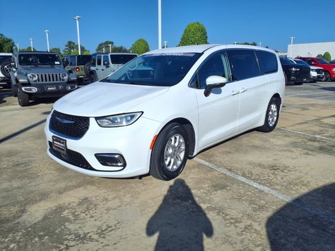 Used 2023 Chrysler Pacifica Touring-L FWD image 3