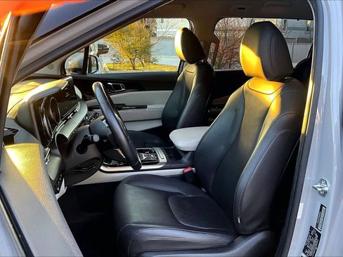 Used 2024 Kia Carnival EX image 8