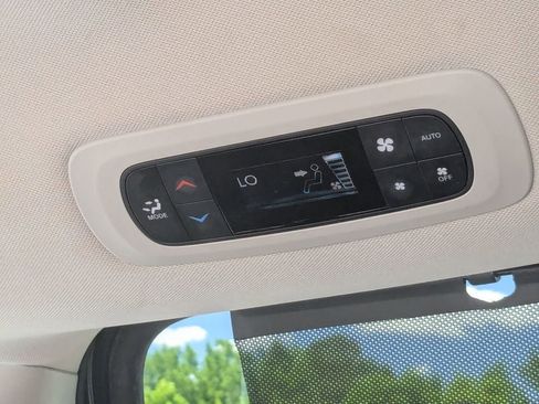 Used 2023 Chrysler Pacifica Touring-L FWD image 25