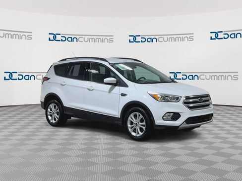 Used 2017 Ford Escape SE w/ Equipment Group 201A AWD/4WD image 2