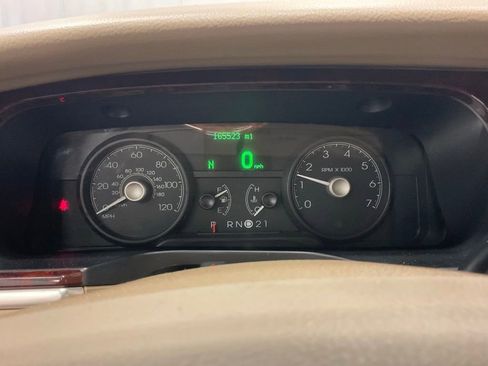Used 2007 Lincoln Town Car Signature Limited RWD image 2