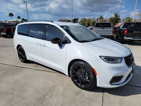 Used 2026 Chrysler Pacifica Select w/ S Appearance Package image 7