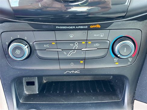 Used 2015 Ford Focus SE FWD image 15