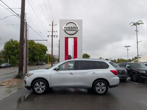 Used 2019 Nissan Pathfinder SV FWD image 1