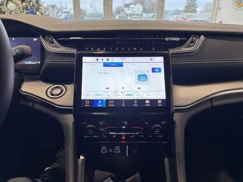 Used 2023 Jeep Grand Cherokee Limited image 13