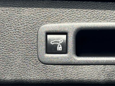 Used 2023 Toyota Sienna Platinum FWD image 11