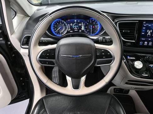 Used 2018 Chrysler Pacifica Limited FWD image 27